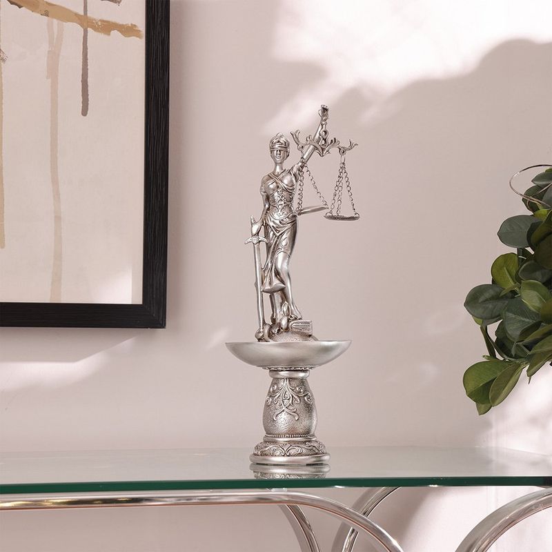Figura Decorativa Dama de la Justicia Color Plateado 31 cm
