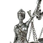Figura Decorativa Dama de la Justicia Color Plateado 31 cm