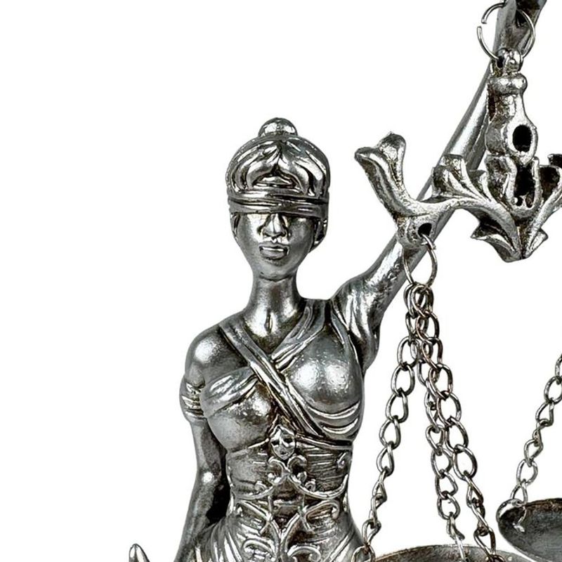 Figura Decorativa Dama de la Justicia Color Plateado 31 cm