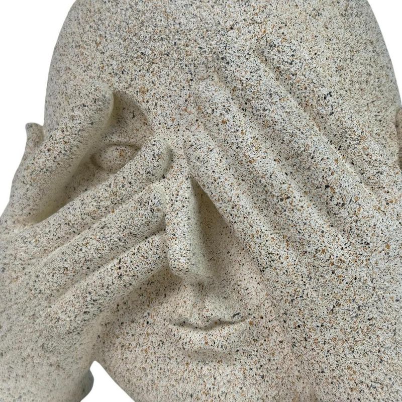 Figura Decorativa Rostro con Manos sobre los Ojos Color Beige