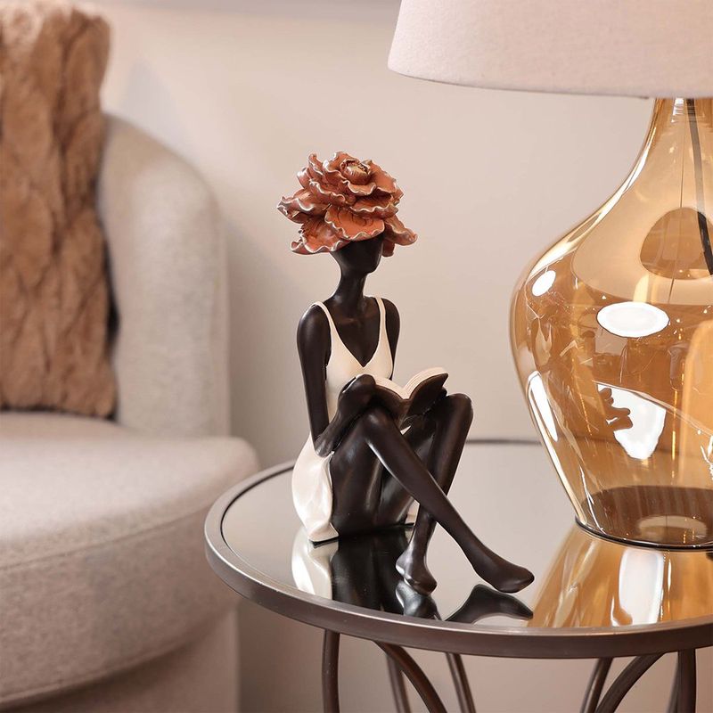 Figura Decorativa Dama Leyendo 24 cm
