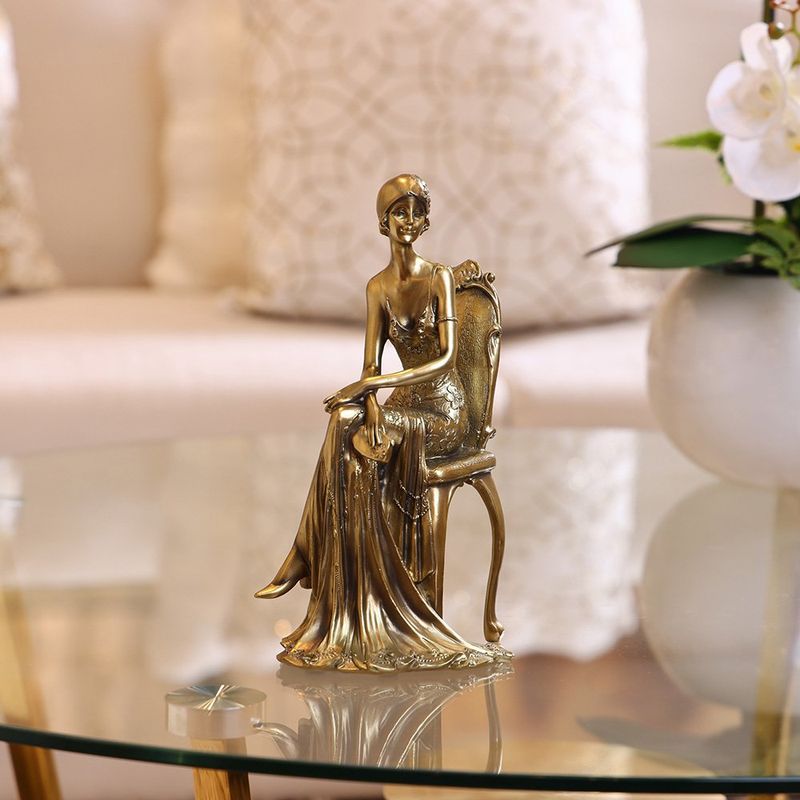 Figura Decorativa Dama Sentada Color Dorado 24.5 cm