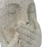 Figura Decorativa Rostro con Manos sobre la Boca Color Beige