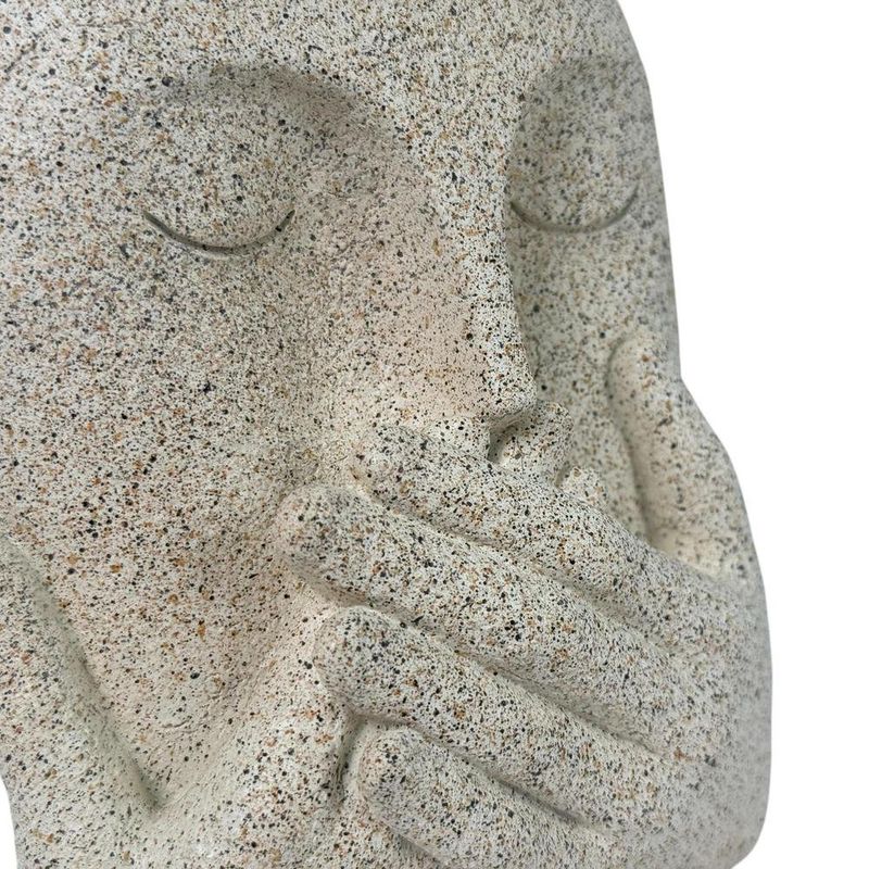 Figura Decorativa Rostro con Manos sobre la Boca Color Beige