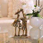 Figura Decorativa Familia Completa Color Dorado 29.3 cm
