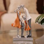 Figura Decorativa Familia de Cuatro Integrantes Color Plateado, Azul y Naranja