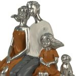Figura Decorativa Familia Sentada con Mascota 18 x 21 cm Color Plateado y Azul