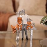 Figura Decorativa Familia Sentada con Mascota 18 x 21 cm Color Plateado y Azul