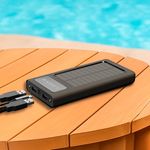 Power Bank Solar de 10,000 mAh con Cables Integrados en Color Negro