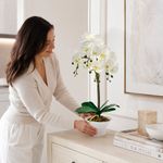 Planta Artificial de Orquídea 54 cm Color Blanco con Maceta