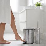Set de Baño con Basurero de Pedal y Cepillo Sanitario de Metal Martillado Color Plateado, 2 Piezas