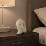 Figura Decorativa Rostro con Manos sobre la Boca Color Beige 17 cm