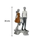 Figura Decorativa Familia de Tres con Niño 26 cm Color Plateado, Naranja y Azul