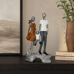 Figura Decorativa Familia de Tres con Niño 26 cm Color Plateado, Naranja y Azul