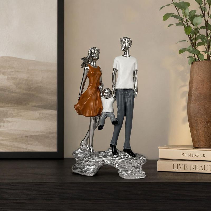 Figura Decorativa Familia de Tres con Niño 26 cm Color Plateado, Naranja y Azul