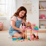 Set Barbie de Establo con Muñeca de Moda, Caballo y 14 Accesorios de Cuidado