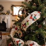 Listón Navideño Beige con Estampado de Perritos 6.35 cm × 9.1 m