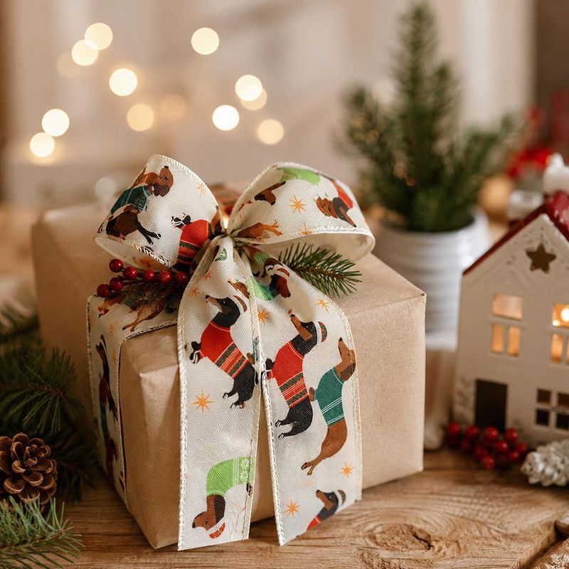 Listón Navideño Beige con Estampado de Perritos 6.35 cm × 9.1 m
