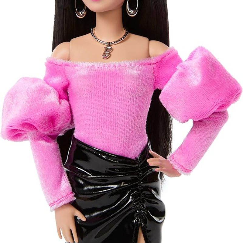 Barbie Deluxe Style #13 con Blusa Rosa Barbiecore de Terciopelo Rosa y Falda de Cuero Sintético Negro