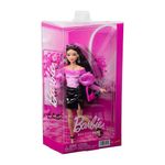 Barbie Deluxe Style #13 con Blusa Rosa Barbiecore de Terciopelo Rosa y Falda de Cuero Sintético Negro