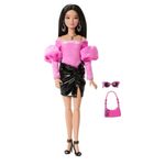 Barbie Deluxe Style #13 con Blusa Rosa Barbiecore de Terciopelo Rosa y Falda de Cuero Sintético Negro