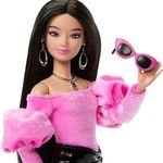 Barbie Deluxe Style #13 con Blusa Rosa Barbiecore de Terciopelo Rosa y Falda de Cuero Sintético Negro