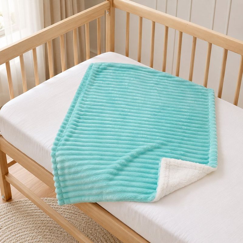 Frazada de Poliéster Acanalada Celeste para Bebé con Reverso Suave 75 x 100 Cm