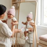 Set de Gorro Acanalado con Pompón y Calcetas para Bebé Color Rosado