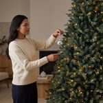 Árbol Navideño Artificial de 7.5 Pies con 650 Luces LED 11 Funciones y Switch de Pie Verde para Interior y Exterior