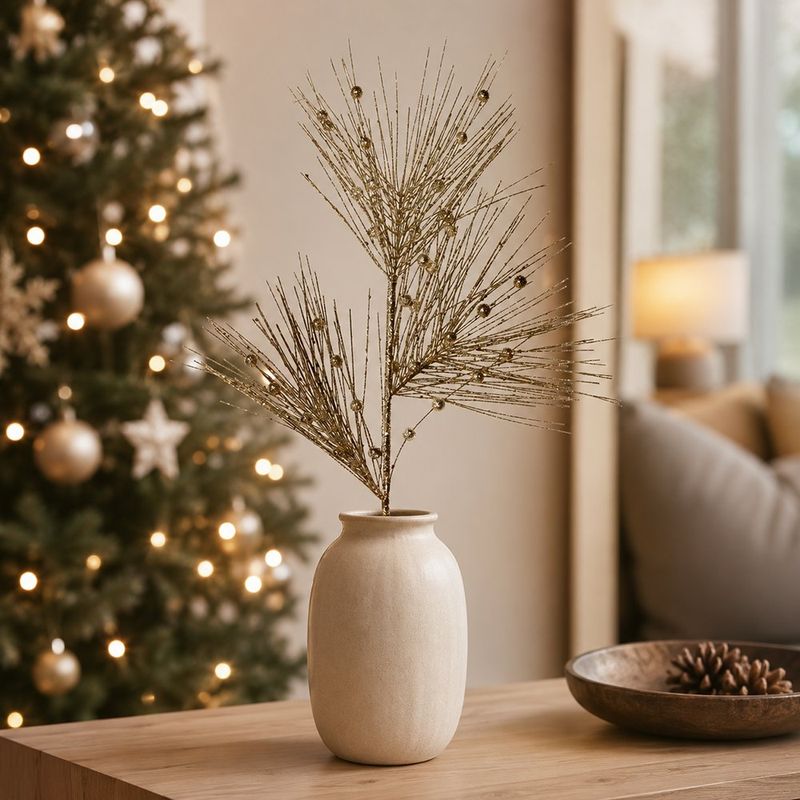 Rama Decorativa con Agujas y Bayas para Arreglos Navideños de 80 Cm Color Dorado