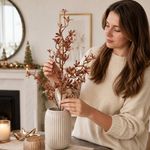 Rama Navideña de Flores de PVC con Detalles Escarchados y Tallo Largo para Arreglos 75 cm Color Cobre