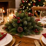 Centro de Mesa Navideño con Pino, Bayas Rojas y Piñas de 40 Cm