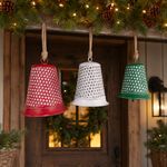Set de 3 Cascabeles Colgantes Navideños de Metal 33 Cm Diseño Perforado Rojo, Verde y Blanco