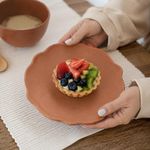 Plato de Postre de Melamina con Borde Ondulado 7.5 Plg Resistente para Mesa Color Caramelo