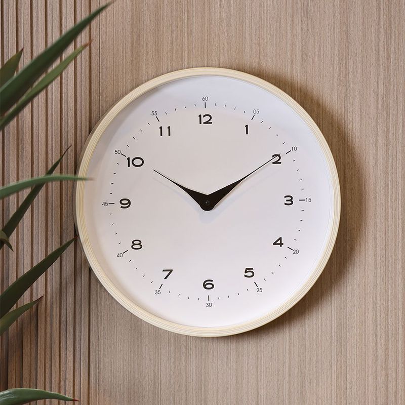 Reloj de Pared Beige con Marco Delgado y Movimiento a Batería Color Blanco