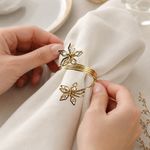 Anillo para Servilleta Metálico con Diseño de Flor en Color Dorado