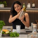 Coctelera de Vidrio de 13.5 Oz con Tapadera Metálica en Color Dorado