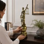 Figura Decorativa Dama de la Justicia con Base Esfera 46 cm Color Dorado