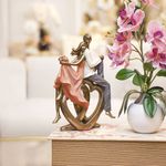Figura Decorativa de Pareja Sobre Corazón en Poliresina y Piedra 25 Cm Tono Bronce y Durazno