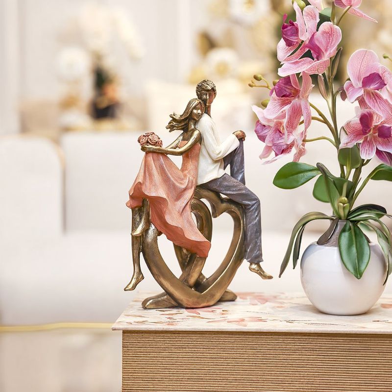 Figura Decorativa de Pareja Sobre Corazón en Poliresina y Piedra 25 Cm Tono Bronce y Durazno