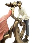 Figura Decorativa de Pareja Sobre Corazón en Poliresina y Piedra 25 Cm Tono Bronce y Durazno
