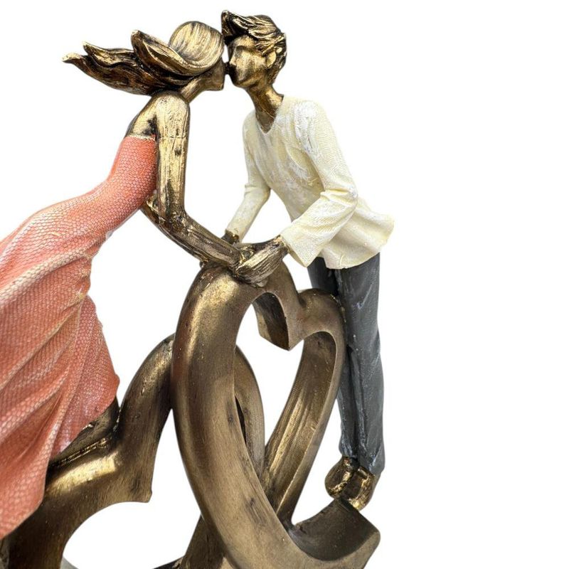 Figura Decorativa de Pareja Sobre Corazón en Poliresina y Piedra 25 Cm Tono Bronce y Durazno