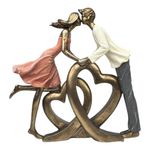 Figura Decorativa de Pareja Sobre Corazón en Poliresina y Piedra 25 Cm Tono Bronce y Durazno