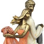 Figura Decorativa de Pareja Sobre Corazón en Poliresina y Piedra 25 Cm Tono Bronce y Durazno