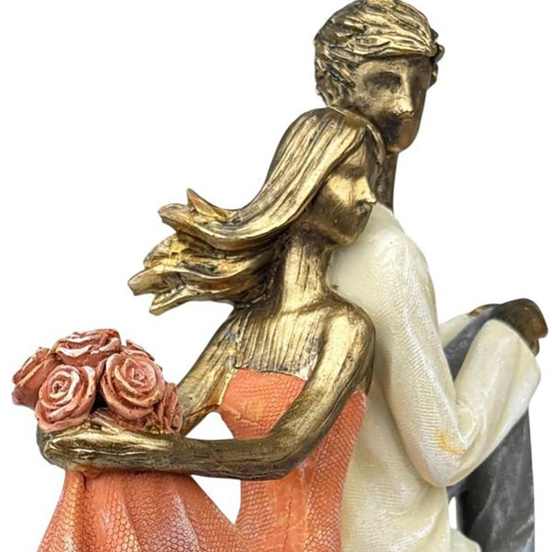 Figura Decorativa de Pareja Sobre Corazón en Poliresina y Piedra 25 Cm Tono Bronce y Durazno