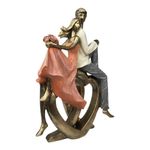 Figura Decorativa de Pareja Sobre Corazón en Poliresina y Piedra 25 Cm Tono Bronce y Durazno