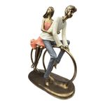 Figura Decorativa de Pareja en Bicicleta en Poliresina y Piedra 23.5 Cm Tono Bronce y Durazno