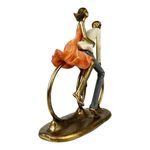 Figura Decorativa de Pareja en Bicicleta en Poliresina y Piedra 23.5 Cm Tono Bronce y Durazno