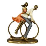Figura Decorativa de Pareja en Bicicleta en Poliresina y Piedra 23.5 Cm Tono Bronce y Durazno