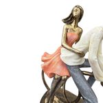 Figura Decorativa de Pareja en Bicicleta en Poliresina y Piedra 23.5 Cm Tono Bronce y Durazno